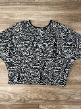 19 Cooper Ladies Top M Navy White Abstract Pattern Batwing Pullover